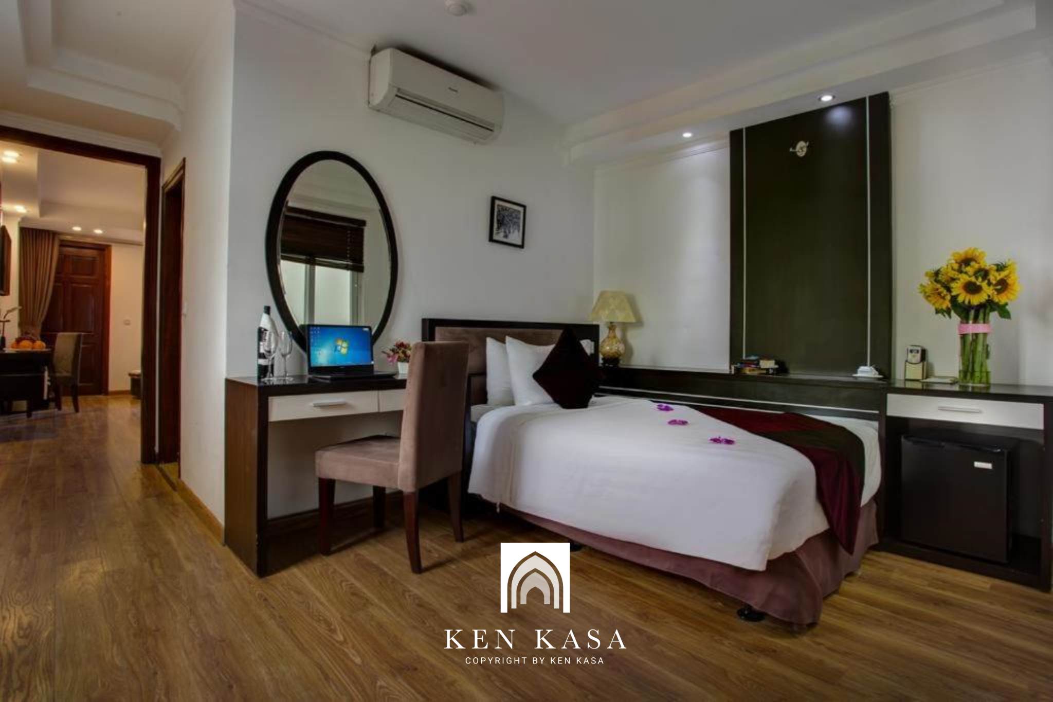 Không gian phòng ngủ tại Ambassador Hanoi Hotel & Travel 